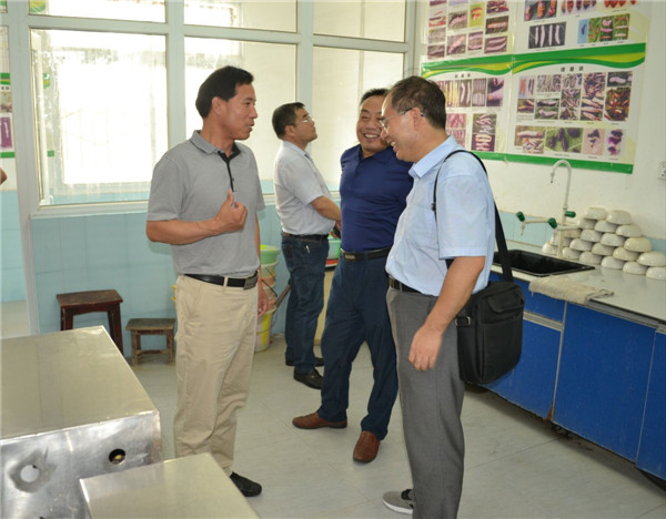 陕西省园艺蚕桑站领导来场检查指导工作