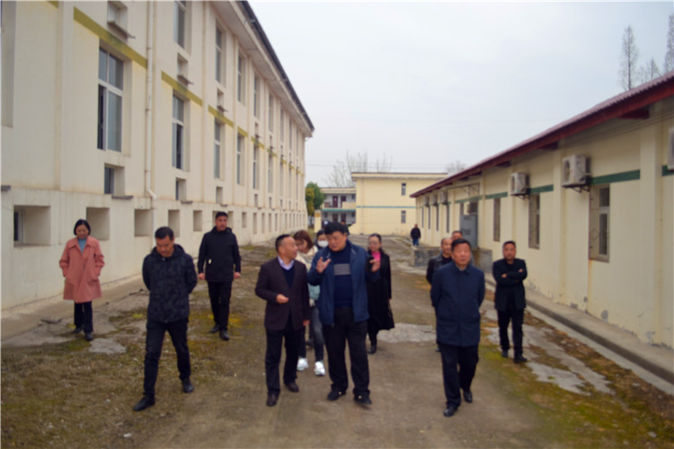 市慈善协会会长崔光华、上海慈善分会会长于登玉一行到市蚕种场调···