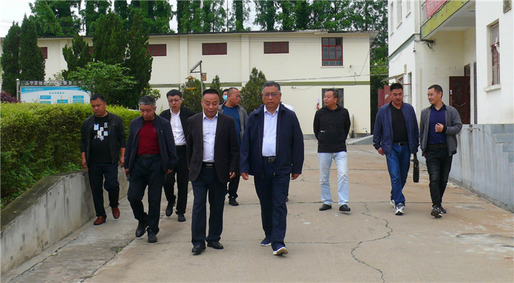 陕西省果业集团党委书记、董事长高建国一行到市蚕种场考察