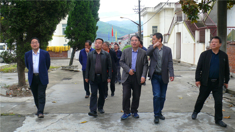 陕西省园艺技术工作站站长安凯春一行赴市蚕种场调研指导工作