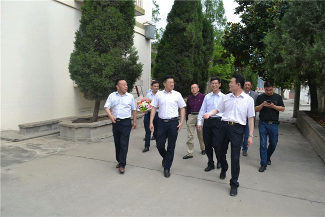 市委组织部长高晶华到市蚕种场看望慰问一线科技工作者