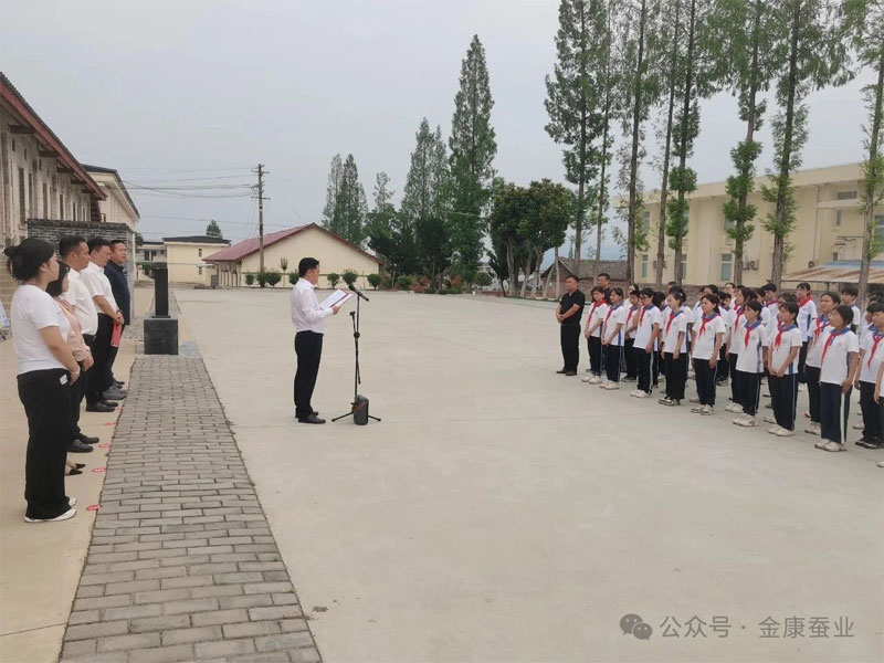 探秘蚕桑科技  点燃科学梦想 —50名学子在安康qy球友会官网开···