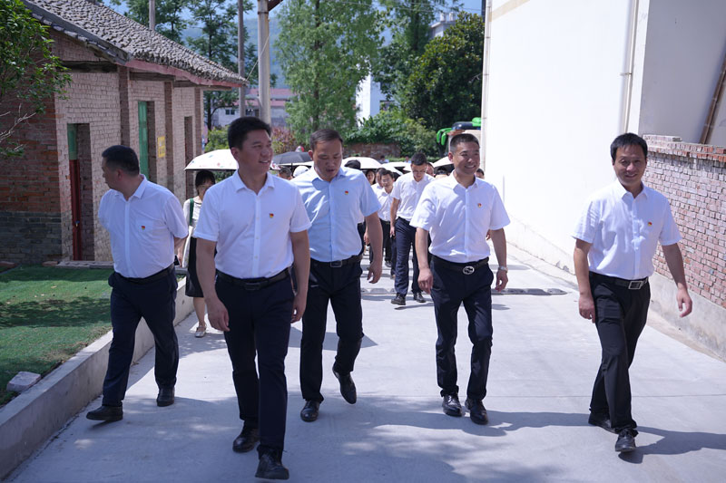 红色足迹映初心，春蚕精神育桃李 ——安康市第一小学教师赴蚕种场···