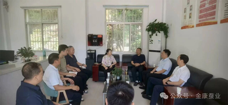 立足蚕桑产业优势 扎实推进驻村帮扶—— qy球友会官网驻村工···